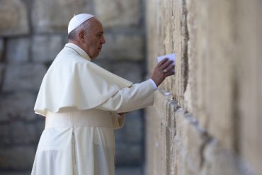 Папа Франциск вложил в Стену Плача записку. Что он написал Богу?