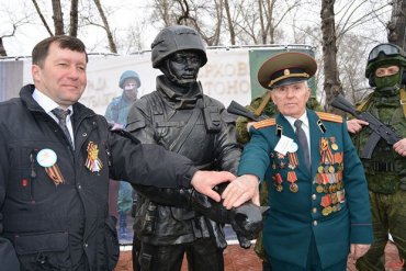 В России открыли памятник «вежливым людям»