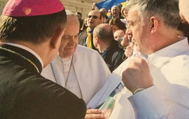 Папе Франциску подарили футболку с портретом Надежды Савченко