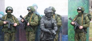 В России открыли памятник вежливому солдату, который «освободил» Крым