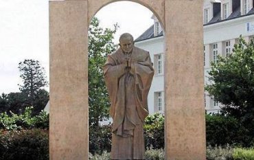 Французские власти хотят снести памятник Иоанну Павлу II