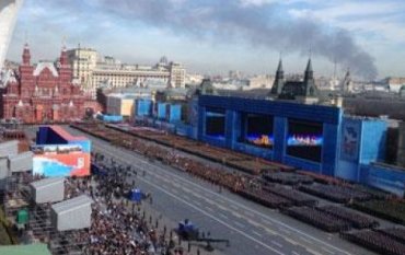 В Москве пожар – дым видно с Красной площади, где проходит парад