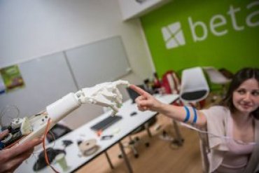 Украинские инженеры изобрели бюджетную электронную руку