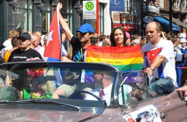 Дочь президента Кубы благословила 20 гей-браков