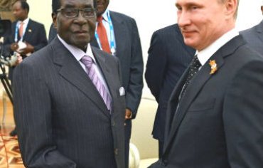 Мугабе похвалил Путина за то, что тот выстоял под натиском Запада