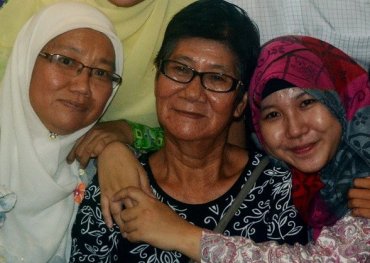 В Малайзии буддийская бабушка получила награду за то, что вырастила внучку мусульманкой