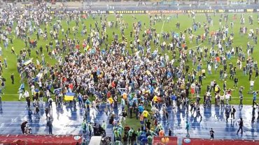 Украинские болельщики разгромили «Олимпийский» и разломали футбольные ворота на куски, – российские СМИ