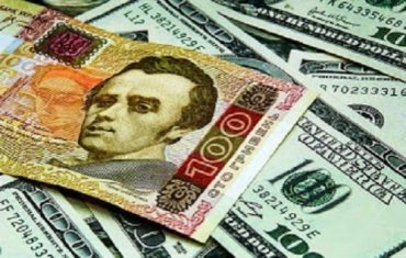 Украинцы массово сдают валюту, что толкает гривню вверх