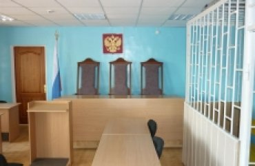 В Омской области завели дело на пенсионера, облившего судью фекалиями