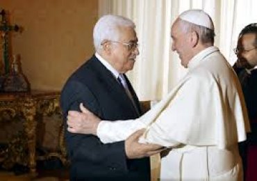 В Ватикане пояснили, почему папа Франциск назвав палестинского лидера «ангелом мира»