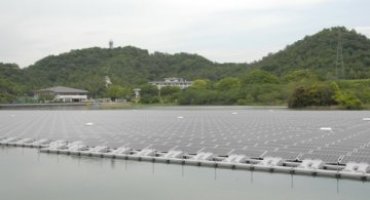 Японские инженеры запустили плавающую солнечную электростанцию
