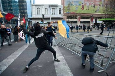 «Майдан» в Чили: на бой с полицией Сантьяго студенты вышли под флагами Украины как символом свободы