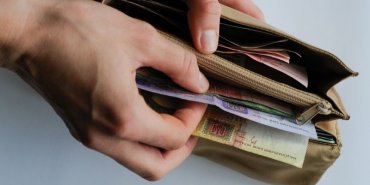 Средняя зарплата в Украине выросла до почти 4000 гривен