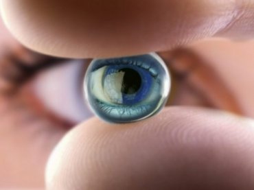 Google запатентовала линзу, которую будут имплантировать в глаз