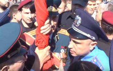 В Черкассах возбудили уголовное дело из-за красного знамени