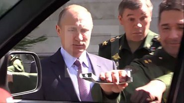 Показывывший военную технику Путину генерал оторвал ручку нового «УАЗа», пытаясь его открыть