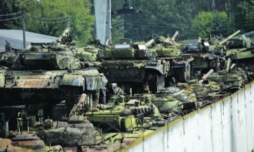 Янукович продал и подарил 500 танков, 100 самолетов и 150 вертолетов