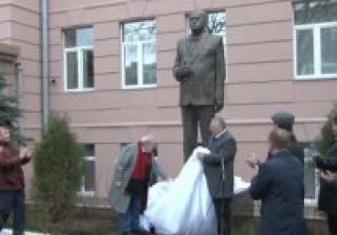 Власти Москвы проверят законность установки памятника Жириновскому