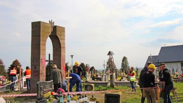 Президент Польши пообещал лично разобраться с демонтажем памятника УПА
