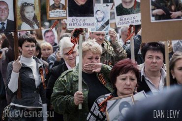 Во главе колонны «Бесмертный полк» в Донецке несли портреты Гиви и Моторолы