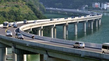 В Китае построили первый в мире мост вдоль реки