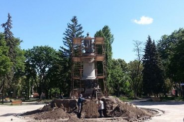 В Чернигове памятник Хмельницкому развернут спиной к Москве