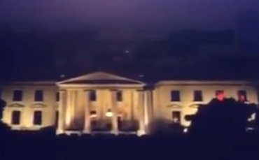 Странные красные вспышки в окнах Белого дома озадачили мир