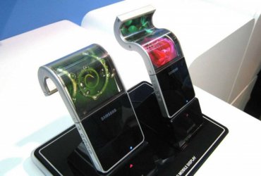 Samsung представил гнущийся экран смартфона