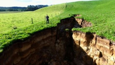 На поле в Новой Зеландии появилась гигантская трещина