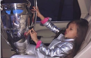 Павелко отдал Кубок Лиги чемпионов своей дочери