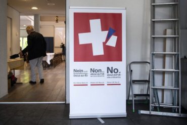 Швейцарцы на референдуме выступили за ужесточение правил владения оружием