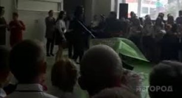 В России выпускник напал на депутата во время последнего звонка