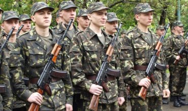 Украинцы требуют отменить срочную службу в армии