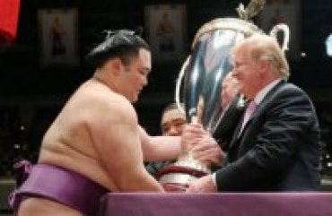 Трамп в Японии вручил кубок чемпиону по сумо