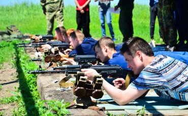 В ДНР детей учат стрелять из автоматов в рамках проекта Яркое детство