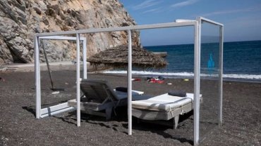 На пляжах Греции туристам предлагают отдыхать в стеклянных кабинках