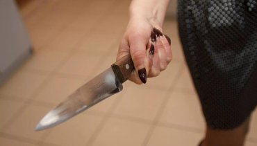 Женщина заявила, что не знает, зачем ударила ножом сына