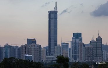 В Китае внезапно наклонился 73-этажный небоскреб