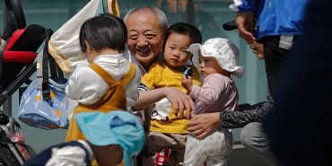 Власти Китая разрешили семьям иметь трех детей