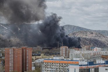 Россия продолжает гореть: в Красноярске сильный пожар, город в дыму. Фото и видео