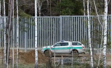 Уже пытаются ломать: Польша построила первые 50 км стены на границе с Беларусью. Видео