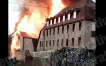 В Киеве масштабный пожар на Чапаевке. Видео