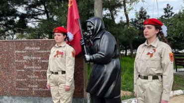 Российских офицеров снимают с боевых позиций для охраны «парада» в Мариуполе