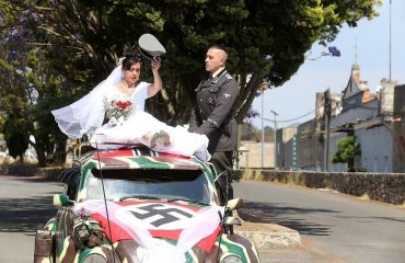 В Мексике устроили «стильную» свадьбу в образах Гитлера и Евы Браун. Фото