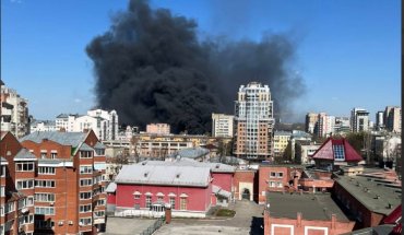 Россия продолжает гореть: в центре Перми масштабный пожар, горд в дыму. Фото и видео