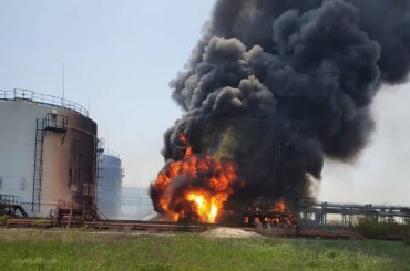 Россияне снова обстреляли нефтеперерабатывающий завод в Лисичанске: потушить пожар невозможно