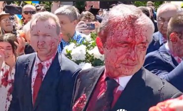 В Польше напали на посла РФ: облили красной краской. Видео