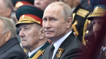 Скованный и одутловатый: о здоровье Путина снова заговорили после парада Победы