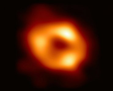 Появилось первое в истории изображение тени сверхмассивной черной дыры в центре нашей галактики