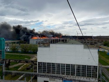 В России на Урале мощный пожар на крупнейшем трубном заводе подсанкционного миллиардера